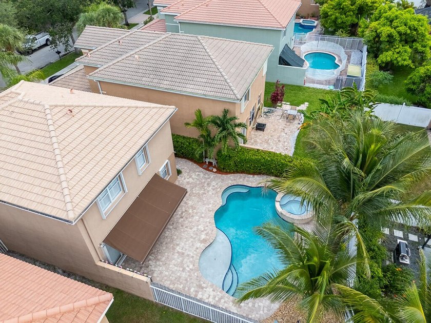 Welcome to this beautifully maintained 4-bedroom, 2.5-bathroom - photo 42