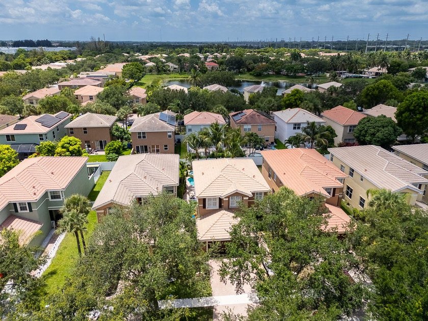 Welcome to this beautifully maintained 4-bedroom, 2.5-bathroom - photo 43