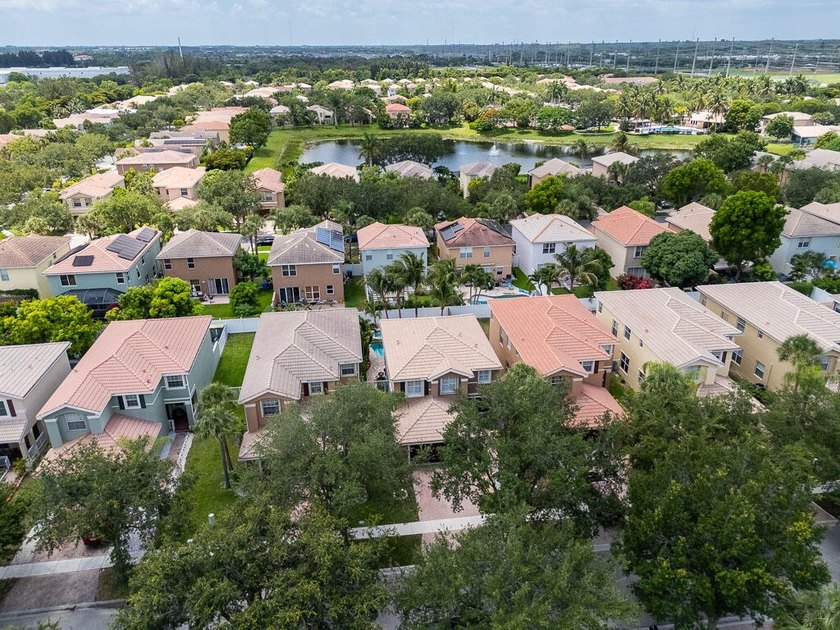 Welcome to this beautifully maintained 4-bedroom, 2.5-bathroom - photo 44