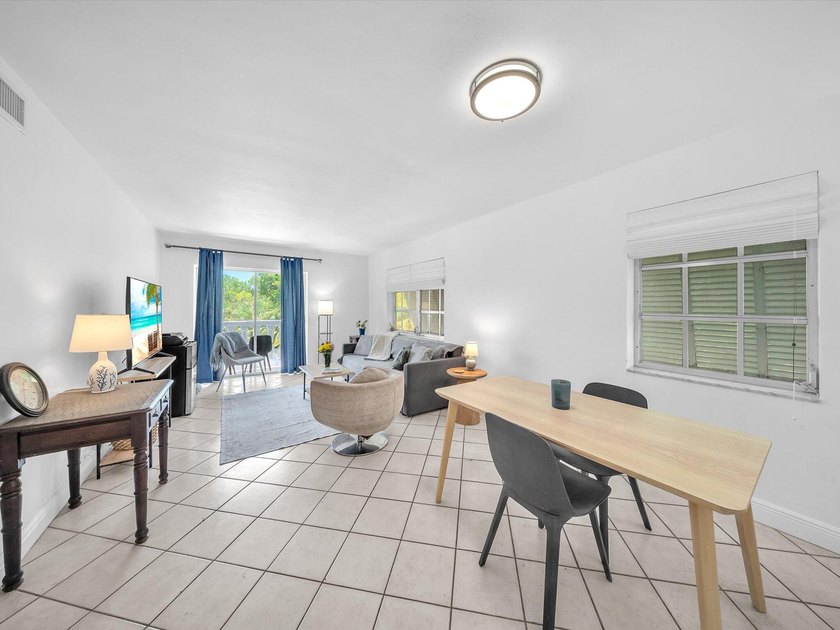 Welcome to Royal Caribbean Club in Coral Gables! This spacious - photo 4