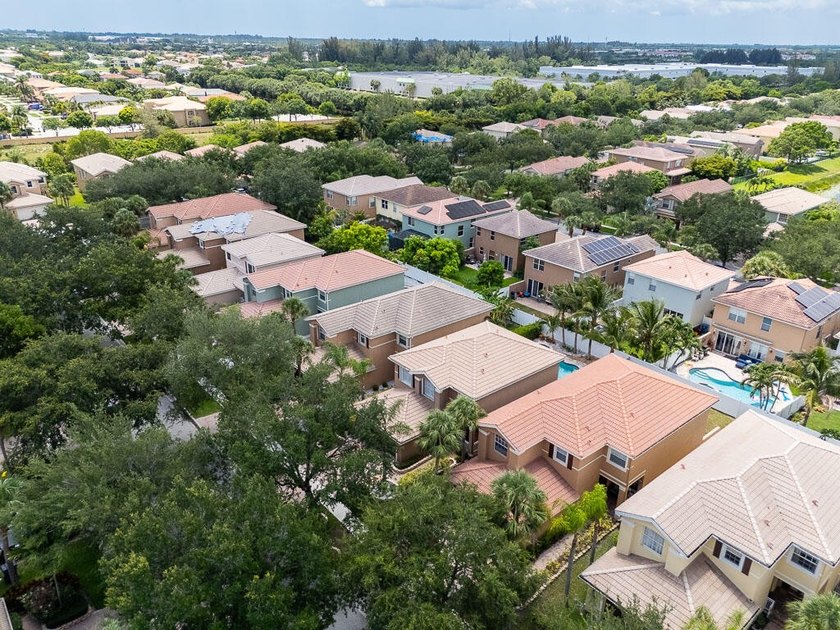 Welcome to this beautifully maintained 4-bedroom, 2.5-bathroom - photo 45