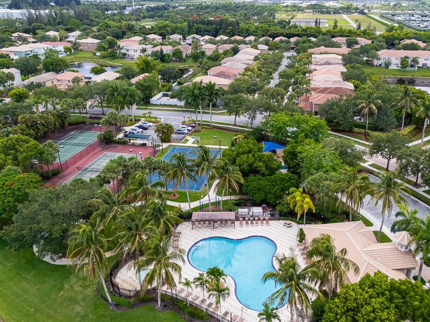 Welcome to this beautifully maintained 4-bedroom, 2.5-bathroom - photo 47