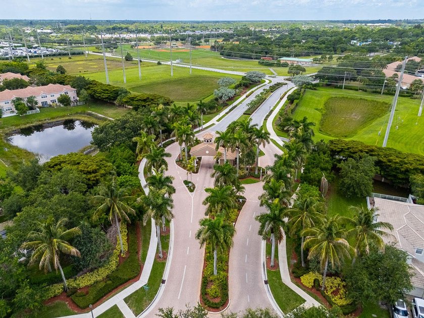 Welcome to this beautifully maintained 4-bedroom, 2.5-bathroom - photo 50