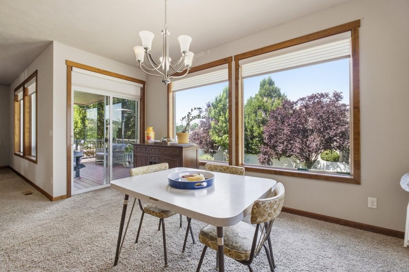 Welcome to this beautiful home in the gated community of Shelley - photo 7