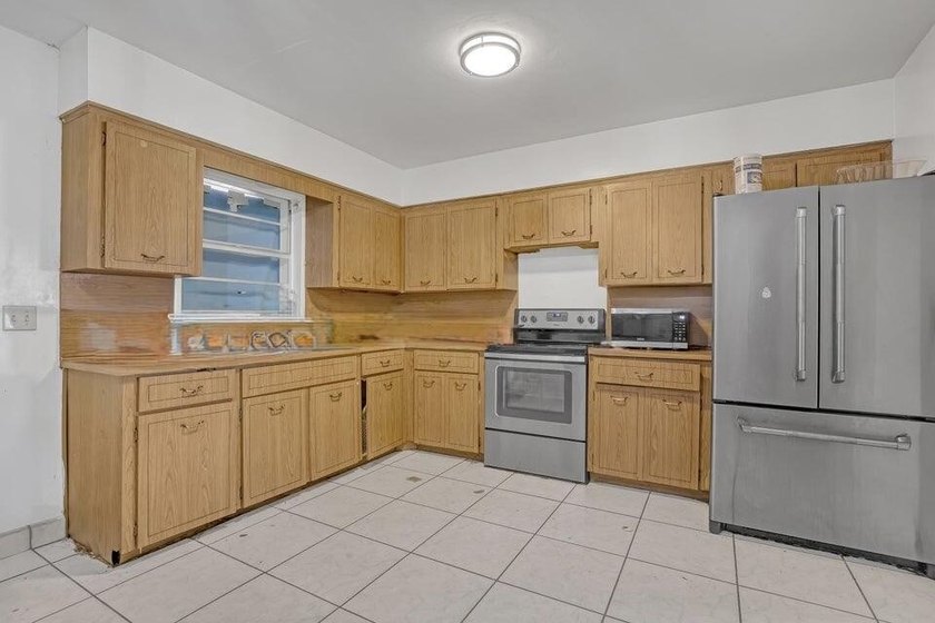 Welcome to this charming single-story residence located in - photo 5