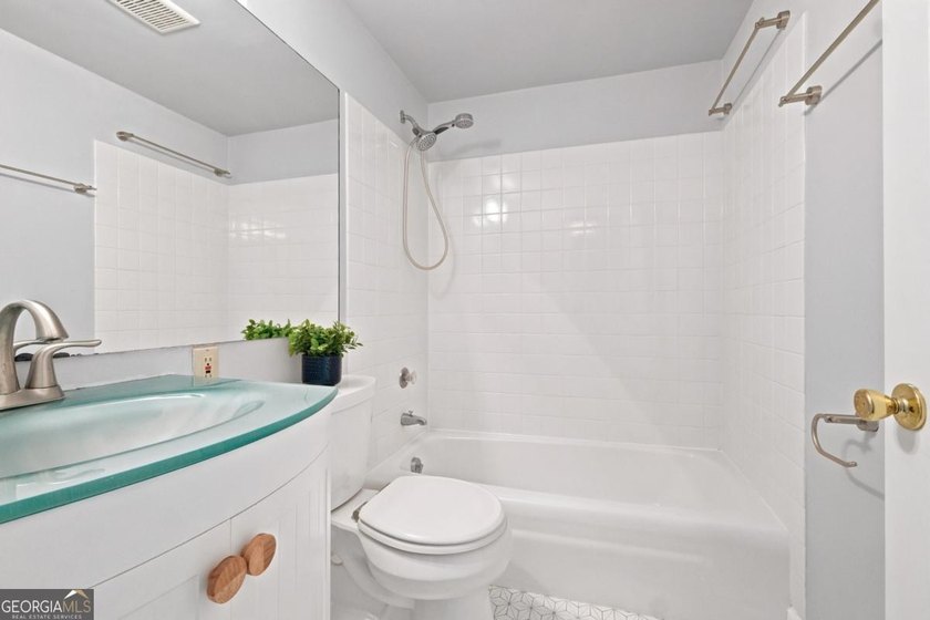 Priced to sell and move in ready right on time for the new - photo 11