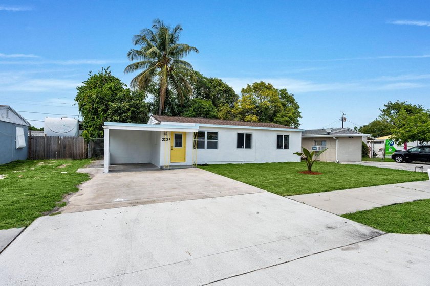 Welcome this Beautiful fully remodeled 3 bedroom 1 bathroom to - photo 2