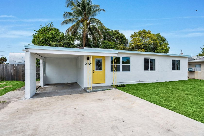 Welcome this Beautiful fully remodeled 3 bedroom 1 bathroom to - photo 4