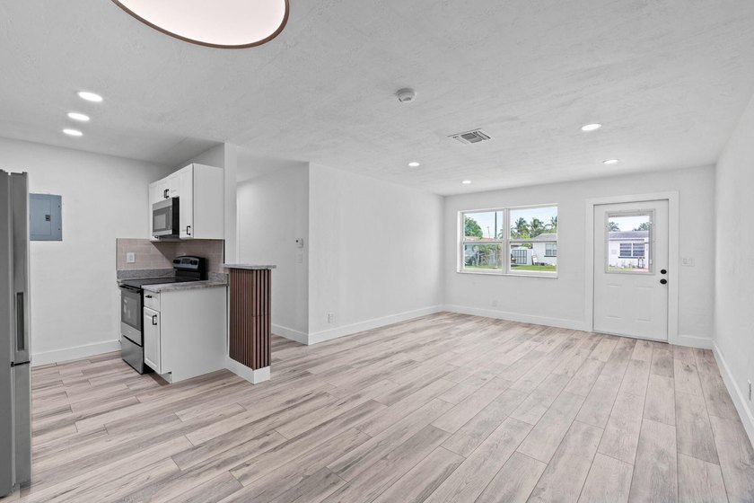Welcome this Beautiful fully remodeled 3 bedroom 1 bathroom to - photo 6