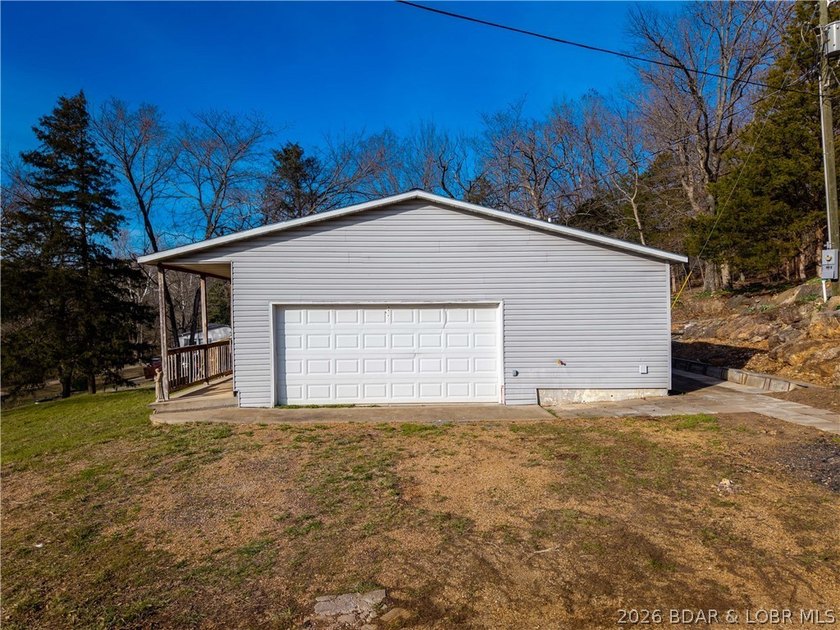 BRAND NEW ROOF!! Situated on 3/4 of an acre in a private setting - photo 31