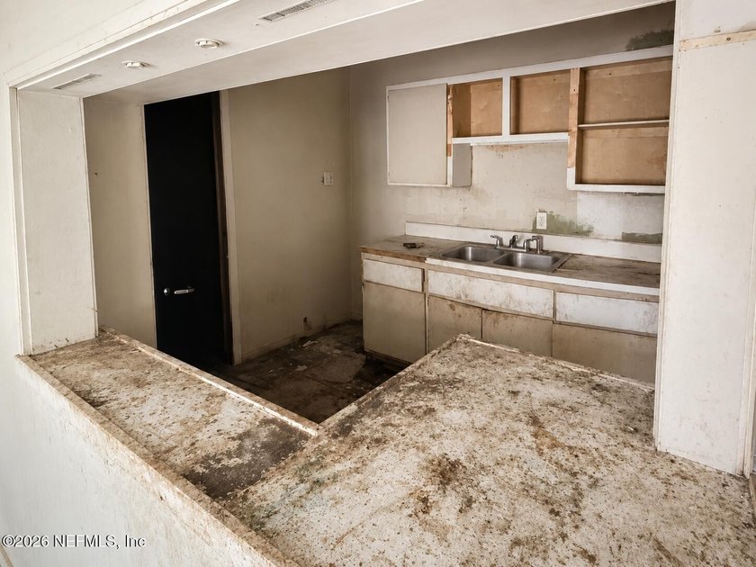 This property offers an opportunity for renovation or investment - photo 10