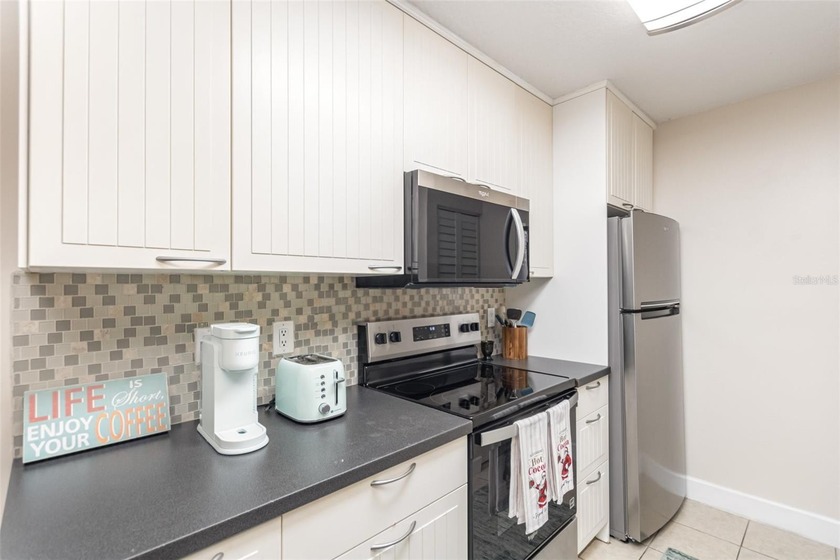 Welcome to this inviting and well-cared-for first-floor condo - photo 6