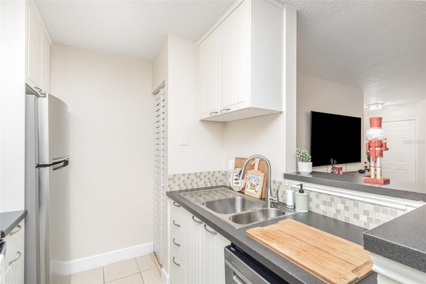Welcome to this inviting and well-cared-for first-floor condo - photo 7
