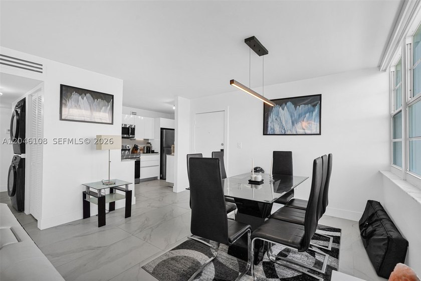 Spacious 2-bedroom, 2-bathroom condominium offering a - photo 3