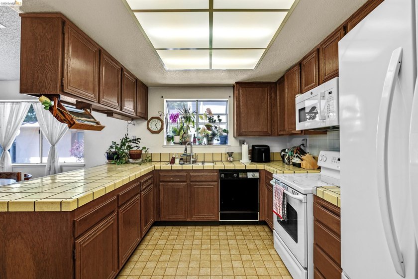 Welcome home to this beautifully designed 3-bedroom, 2-bath end - photo 11