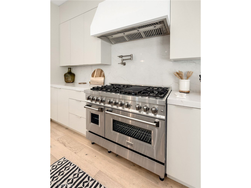 Welcome to 622 1st Place. A Rare rear-unit townhome offering - photo 6