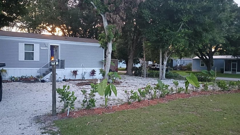 Come take a look at this 2024 barely lived in 2/2 Mobile home on - photo 2