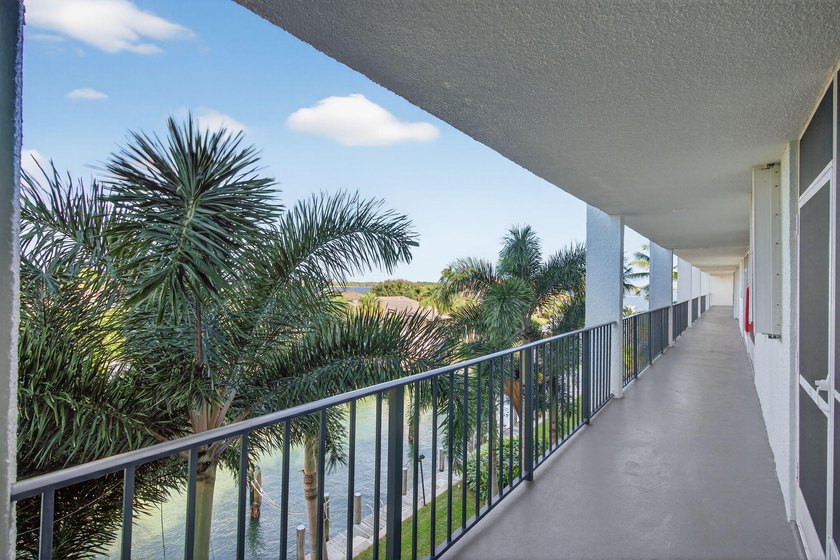 Waterfront living at its finest - spacious 1-bedroom, 1-bath - photo 3