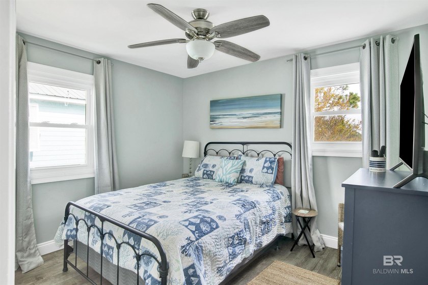 Beautifully upgraded bayfront home on a private road with no - photo 17