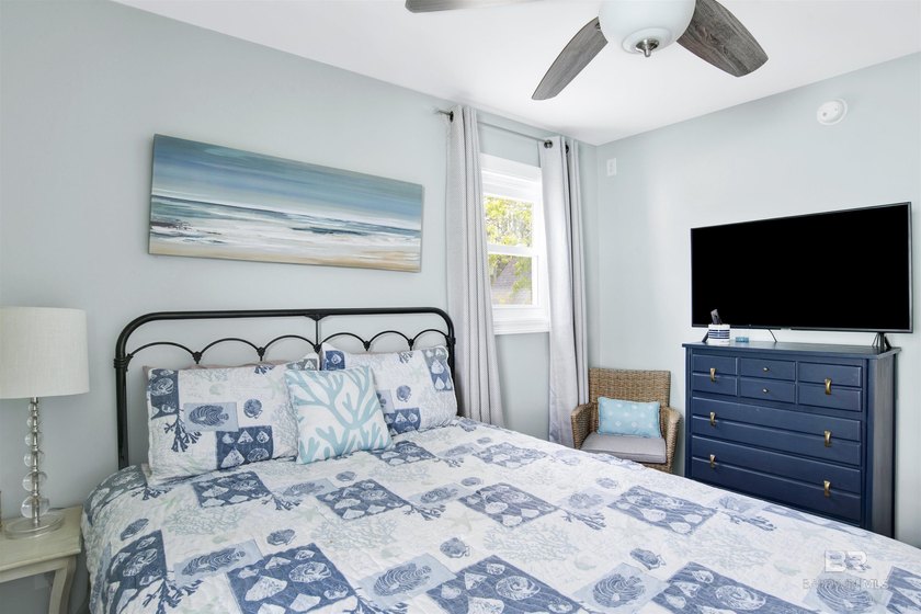 Beautifully upgraded bayfront home on a private road with no - photo 18