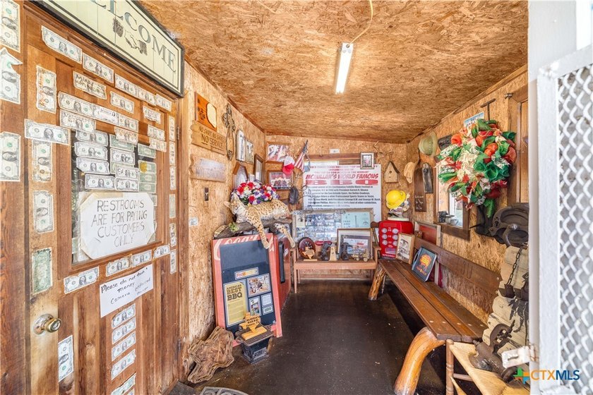 Legendary Texas BBQ Landmark - Prime Highway 59 Location An - photo 25