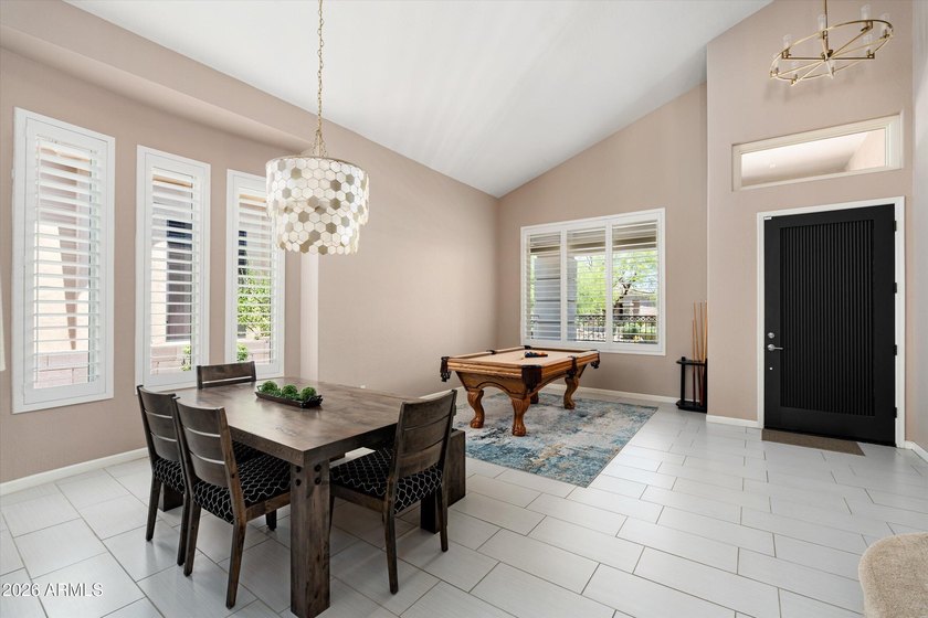 Beautifully updated 4-bedroom + loft, 3-bath residence offering - photo 4