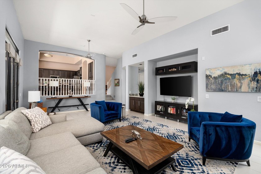 Beautifully updated 4-bedroom + loft, 3-bath residence offering - photo 9