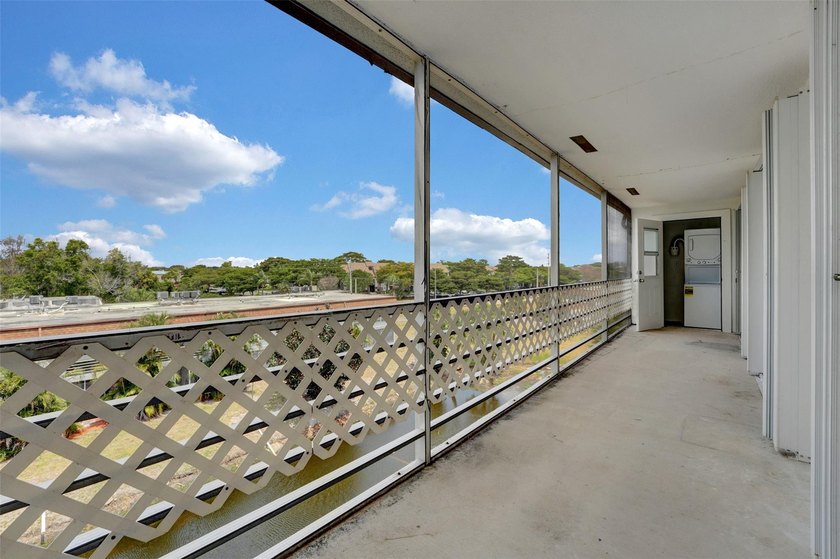 Priced to sell!!! Exquisite top-floor 3-bedroom, 2-bathroom with - photo 21