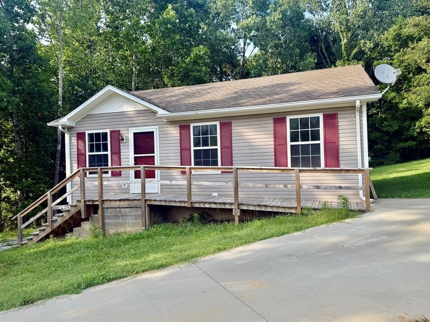Charming 3 bedroom, 1.5 bath home situated on a spacious 0.64 - photo 2