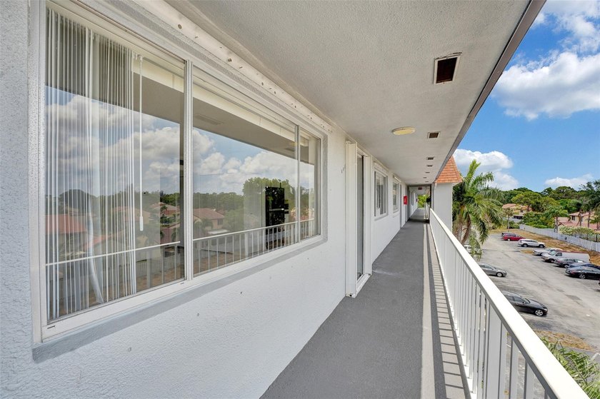 Priced to sell!!! Exquisite top-floor 3-bedroom, 2-bathroom with - photo 24
