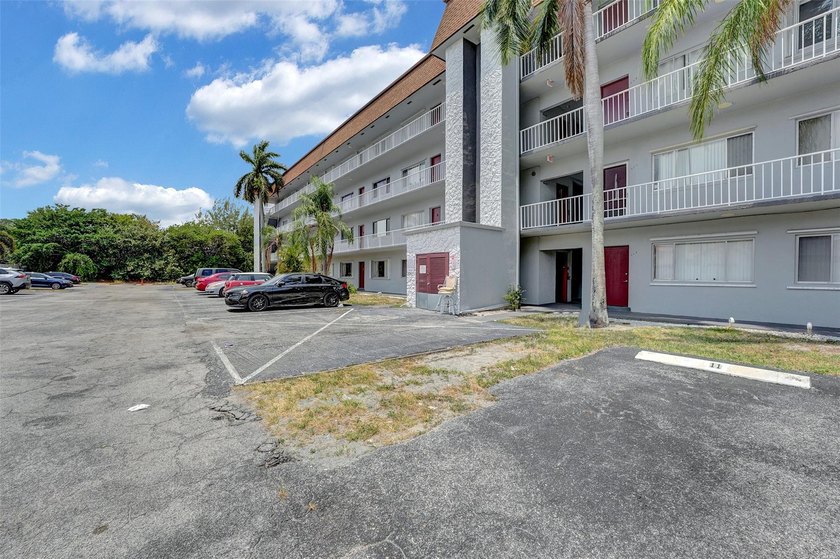 Priced to sell!!! Exquisite top-floor 3-bedroom, 2-bathroom with - photo 28