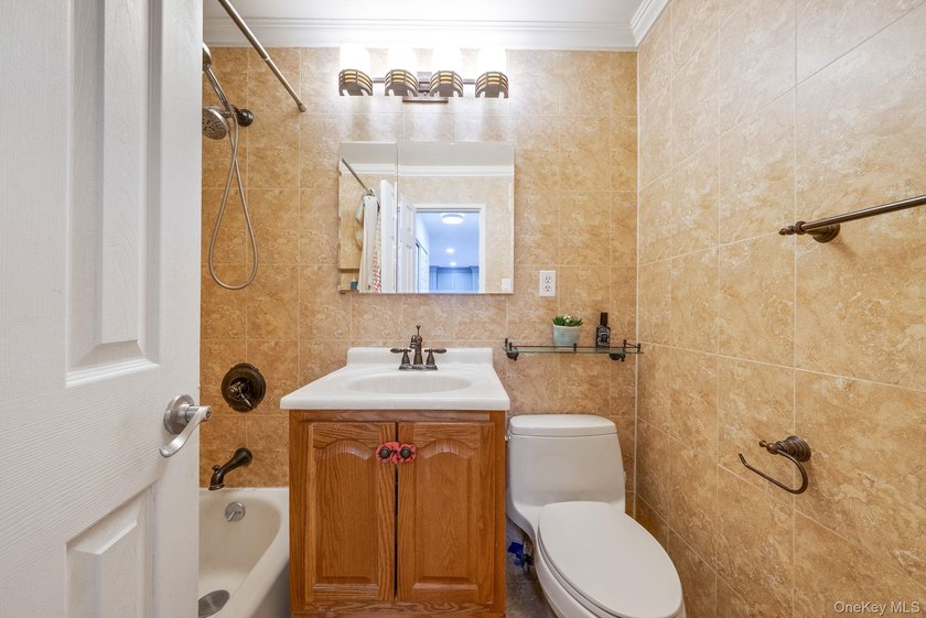 Welcome to this beautifully maintained 1-bedroom, 1-bath co-op - photo 13
