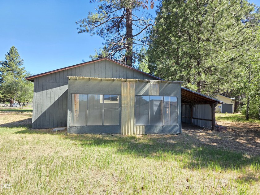 Welcome home to this beautifully maintained 3-bedroom - photo 31