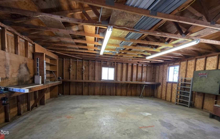 Welcome home to this beautifully maintained 3-bedroom - photo 33
