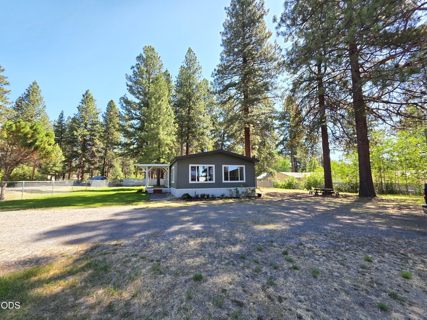 Welcome home to this beautifully maintained 3-bedroom - photo 38