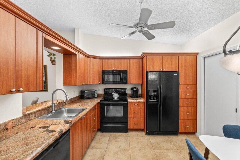 Lovely 2 beds/2 bath villa in beautiful gated 55+ Whisper Walk! - photo 6