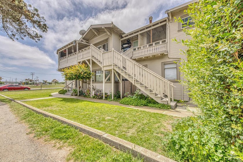 Rare 11-unit rental property on a large lot in a convenient - photo 3