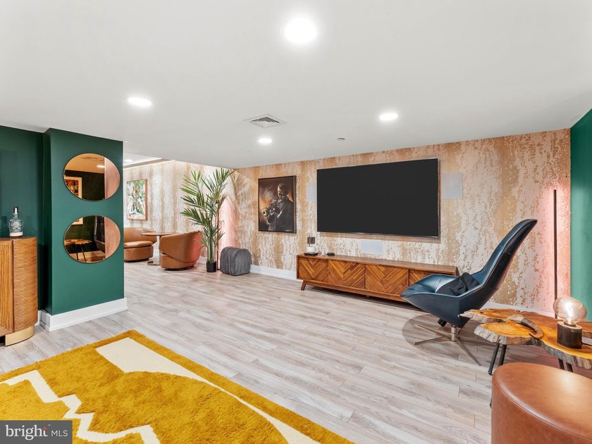 A Rare First Offering. A privately curated, custom end-unit - photo 12
