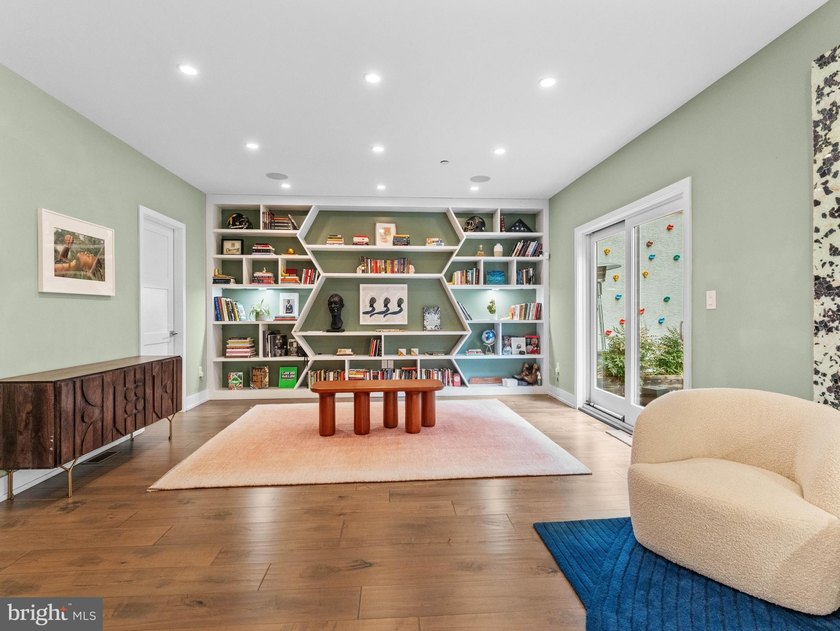 A Rare First Offering. A privately curated, custom end-unit - photo 14