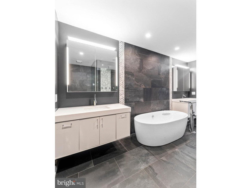 A Rare First Offering. A privately curated, custom end-unit - photo 31