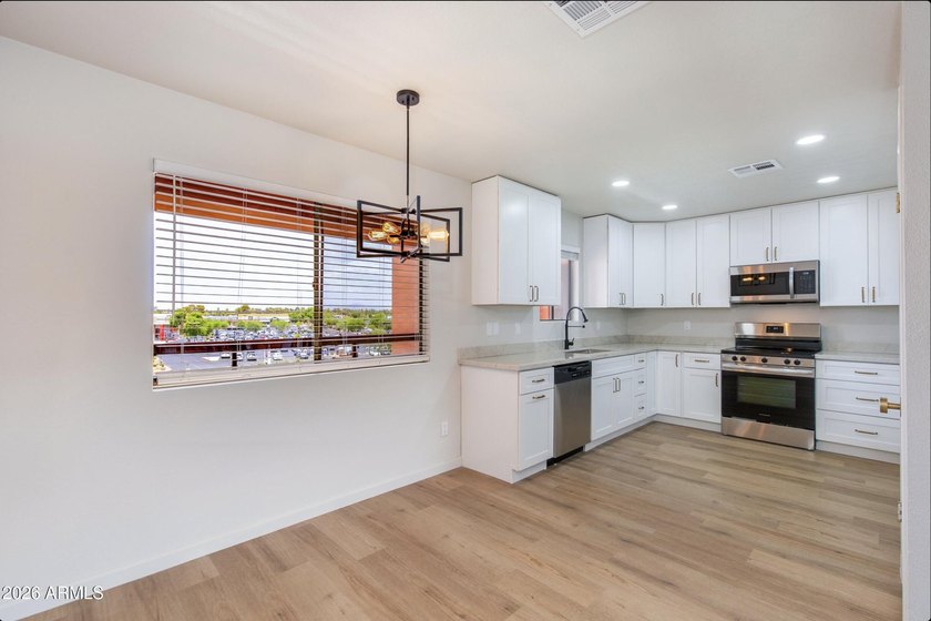 Beautifully remodeled top floor condominium with stunning views - photo 8
