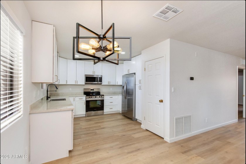 Beautifully remodeled top floor condominium with stunning views - photo 9