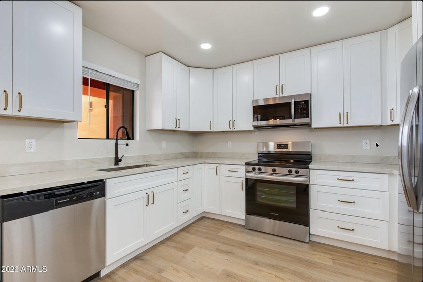 Beautifully remodeled top floor condominium with stunning views - photo 10