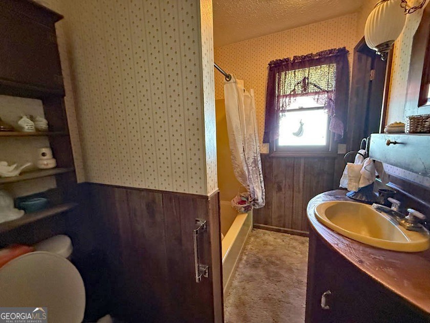 This Lake Hartwell home is just 10 minutes from I-85 with easy - photo 8