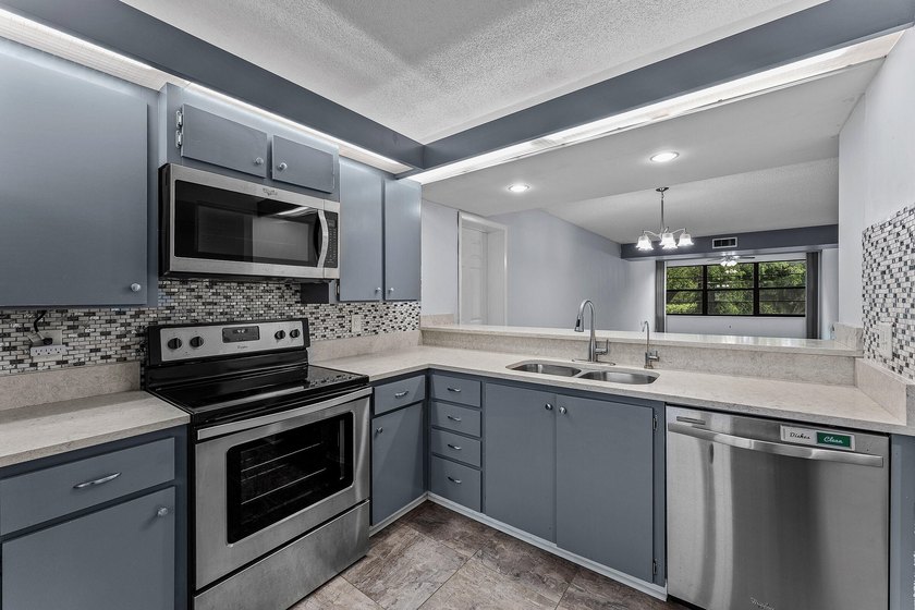 Beautiful and spacious 2 bdrms, 2baths apartment in the - photo 5
