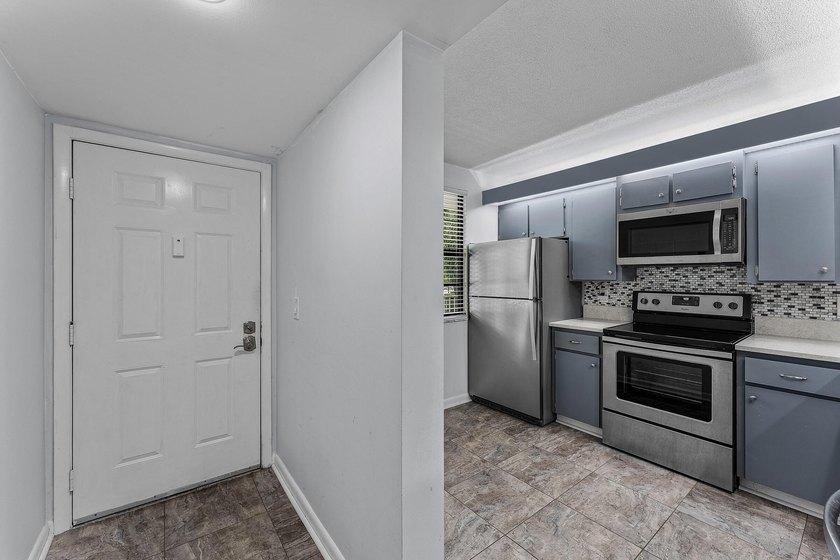 Beautiful and spacious 2 bdrms, 2baths apartment in the - photo 6