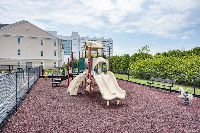 Welcome to Courthouse Commons, where luxury and comfort come - photo 21
