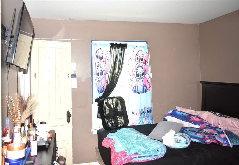 This spacious 4-bedroom home. Large front porch. You also have a - photo 14