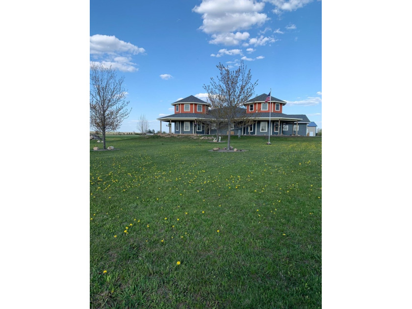 Here is your incredible custom built country home on 10 acres - photo 4
