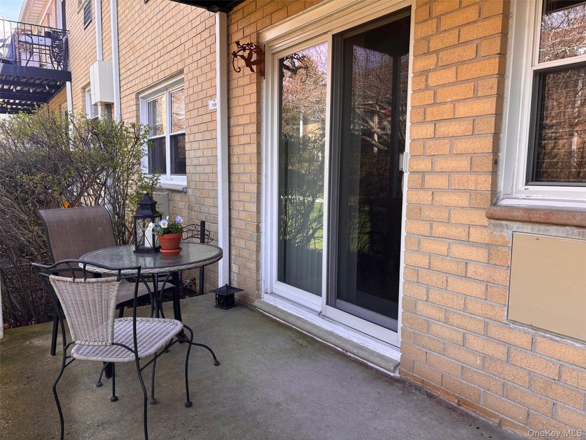 Spectacular ground level one bedroom. Meticulously maintained - photo 15